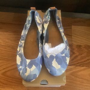 Tom’s Olivia flat -infinity blue abstract leaf. Size 7